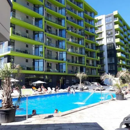 Azizi Pool & Langa Plaja * Năvodari