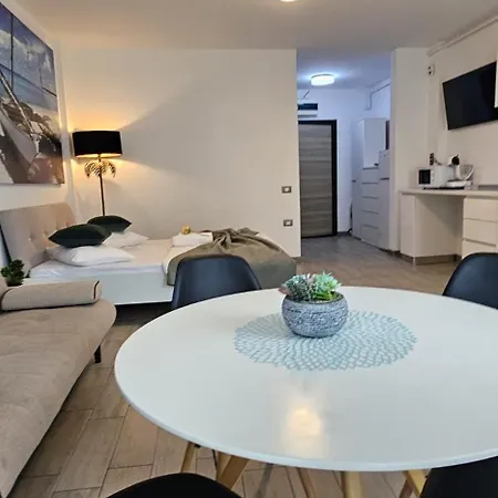 Azizi Pool & Langa Plaja Appartamento Năvodari