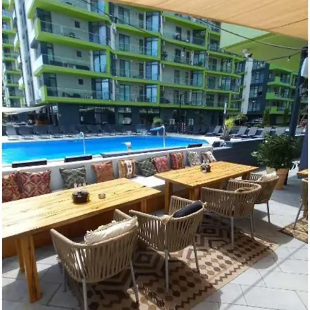 Azizi Pool & Langa Plaja *