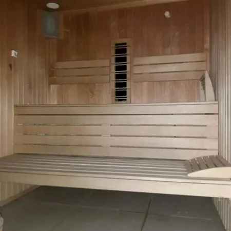 Azizi Pool & Langa Plaja * Năvodari