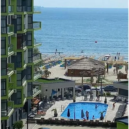 Azizi Pool & Langa Plaja * Năvodari